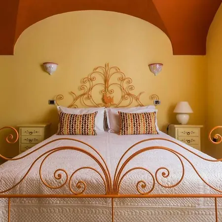 Su Dandaru, The Castle View House