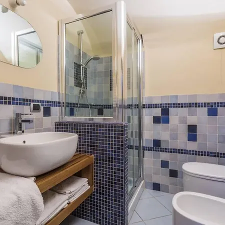 Su Dandaru, The Castle View House Apartman *