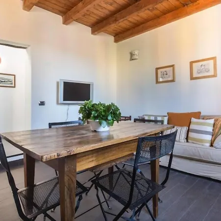 Su Dandaru, The Castle View House Apartment Bosa