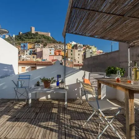 Su Dandaru, The Castle View House Apartment Bosa